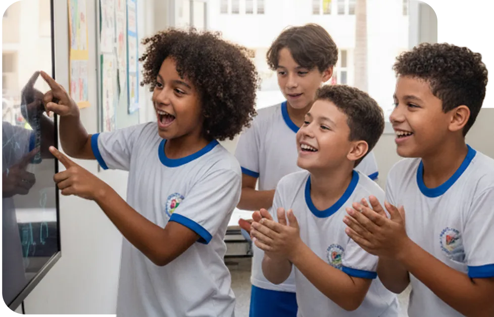 Alunos usando IA como ferramenta de ensino