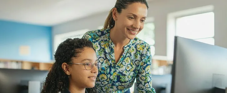 Professor enisinando aluno sobre Integridade Acadêmica
